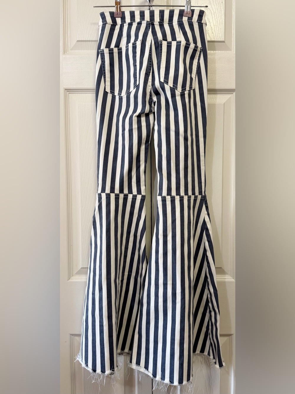FREE PEOPLE HIGH RISE JUST FLOAT ON FLARE JEANS EUC! (Sz 24) 32" inseam - Picture 5 of 6